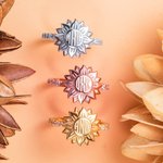 Anillo girasol monograma en bloque Plata de ley