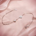 Geboortesteen Zijwaarts Initiaal Armband