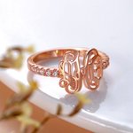 Anello Monogramma a fascia sottile con pietre di nascita | Callie