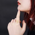 Kaiverrettu Bar Ring naisille aksenttien kanssa