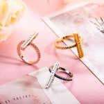 Kaiverrettu Bar Ring naisille aksenttien kanssa