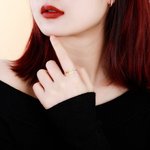 Anillos apilables de iniciales triangulares minimalistas