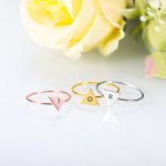 Anillos apilables de iniciales triangulares minimalistas
