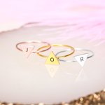 Anillos apilables de iniciales triangulares minimalistas