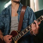 Courroie de guitare réglable en cuir PU personnalisée avec texte gravé Cadeau d'anniversaire pour musicien amateur de guitare