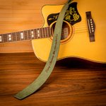 Courroie de guitare réglable en cuir PU personnalisée avec texte gravé Cadeau d'anniversaire pour musicien amateur de guitare