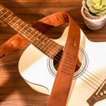 Courroie de guitare réglable en cuir PU personnalisée avec texte gravé Cadeau d'anniversaire pour musicien amateur de guitare