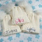 Gepersonaliseerde dubbele Pom Pom baby gebreide wintermuts met borduurwerk naam Baby Shower kerstdag verjaardag Gift voor Kid pasgeborene