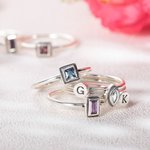 Anillo apilable personalizado con inicial y piedra de nacimiento