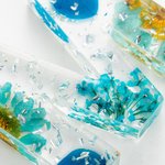 Porte-clés lettre en résine Fleurs