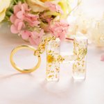 Porte-clés lettre en résine Fleurs