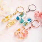 Porte-clés lettre en résine Fleurs