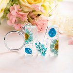 Porte-clés lettre en résine Fleurs