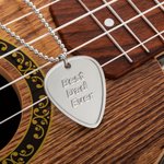 Collar colgante con púa de guitarra grabada