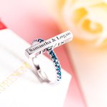 Kaiverrettu Bar Ring naisille aksenttien kanssa