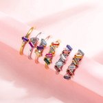 Handgefertigter Baguette-Geburtsstein-Ring