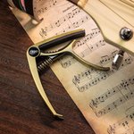 Capodastre Personnalisé avec Texte et Icône à Choix Cadeau Anniversaire pour Amateur de Guitare