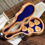 Coffret de rangement pour médiators en bois de cerisier avec 1-5 médiators Cadeau d'anniversaire pour joueur de guitare musicien