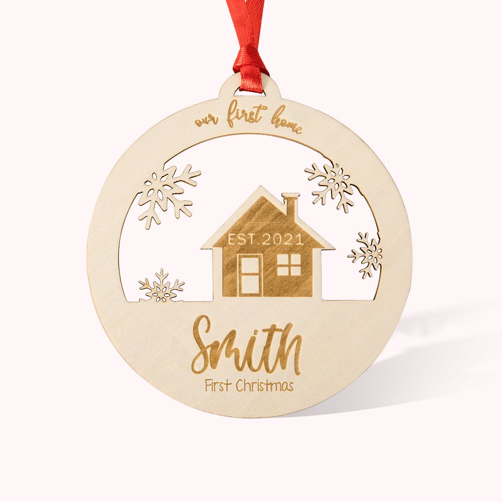 Ornement en Bois Personnalisé avec Texte Nom et Année Thème de “Our First Home” Cadeau Pendaison de Crémaillère pour Famille