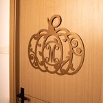 Gepersonaliseerde herfst pompoen monogram metalen bord decor