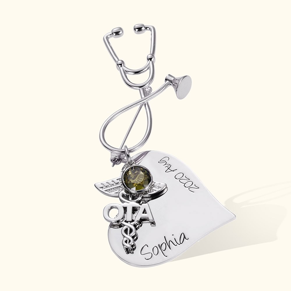 Spilla infermieristica personalizzata con cuore di stetoscopio e pietra di nascita
