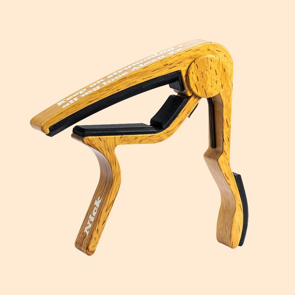 Gegraveerde gitaar capo