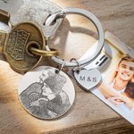 Henkilökohtainen kaiverrettu valokuva kalenteri Pyöreä avaimenperä sydän Initial Charm Ystävänpäivä vuosipäivä lahja pariskunnalle