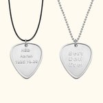 Collar colgante con púa de guitarra grabada