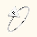 Anillos apilables de iniciales triangulares minimalistas