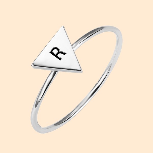 Anillos apilables de iniciales triangulares minimalistas