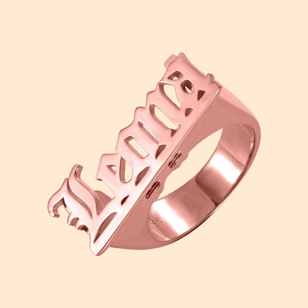 Anillo con nombre gótico inglés antiguo