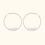 Pendientes de aro con nombre en círculo grande chapados en oro