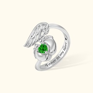 Anello personalizzato con pietra di nascita con ali d'angelo e piedini di bambino e testo inciso Regalo di simpatia in memoria della perdita per le donne
