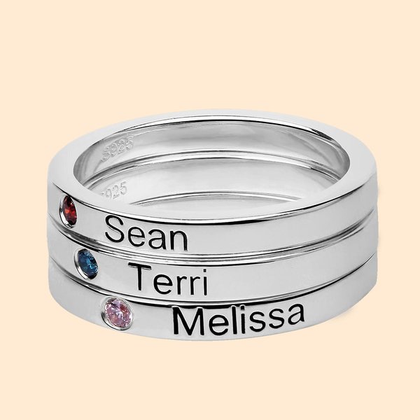 Anillos apilables con nombres de niños y piedras de nacimiento