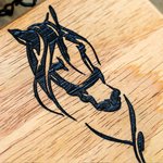 Personalisiertes lasergraviertes Namensschild aus Holz mit Pferd