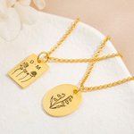 Anpassat halsband med rund och fyrkantig text för flera födelseblommor