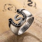 Bague initiale Lucky Horseshoe personnalisée avec texte gravé Fête des pères Cadeau d'anniversaire pour lui