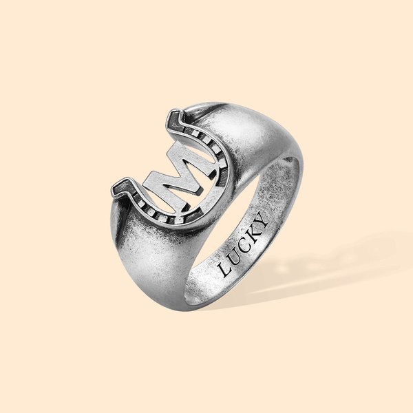 Bague initiale Lucky Horseshoe personnalisée avec texte gravé Fête des pères Cadeau d'anniversaire pour lui