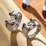Bague initiale Lucky Horseshoe personnalisée avec texte gravé Fête des pères Cadeau d'anniversaire pour lui