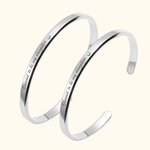 Graverat armband med födelsestenar för mor och dotter, set om 2