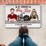 Personalisierte verrückte Hundedame und mürrischer alter Mann Gummifußmatte mit Namen 1-3 Hunde Hausdekoration Einweihungsgeschenk für Tierliebhaber