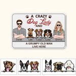 Personalisierte verrückte Hundedame und mürrischer alter Mann Gummifußmatte mit Namen 1-3 Hunde Hausdekoration Einweihungsgeschenk für Tierliebhaber