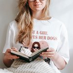 Personalisierte nur ein Mädchen, das ihre Hunde liebt Baumwoll-T-Shirt mit Namen