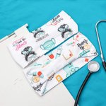 Personalisiertes Krankenschwester-Stirnband mit Knöpfen