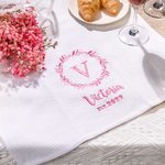 Toalla bordada personalizada con inicial y año