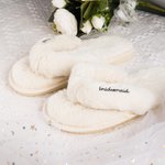 Personalisierte weiße Fuzzy Hochzeit Hausschuhe mit Glitter Text Braut Dusche Verlobungsfeier Hochzeitstag Geschenk für Braut Brautjungfer