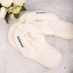 Personalisierte weiße Fuzzy Hochzeit Hausschuhe mit Glitter Text Braut Dusche Verlobungsfeier Hochzeitstag Geschenk für Braut Brautjungfer