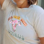 Personlig Mind Your Own Uterus med födelseblomma Feminist T-shirt