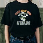 Personlig Mind Your Own Uterus med födelseblomma Feminist T-shirt