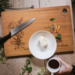 Billot en Bois Personnalisé avec Gravure de Nom et Fleur de Naissance Cadeau Fête Anniversaire pour Amoureux de Cuisine
